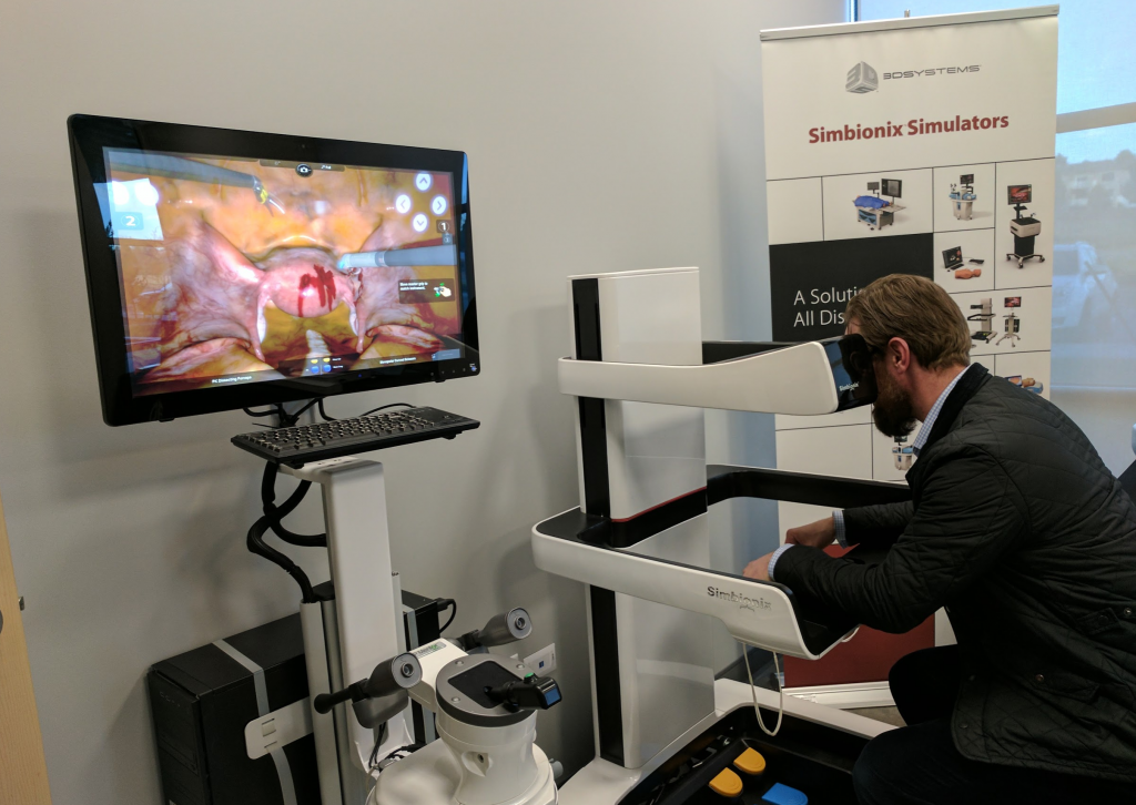 Редактор 3DPI пробует VR во время посещения 3D-системы Healthcare в Колорадо. Редактор 3DPI Майкл Пётч пробует Simbionix VR для медицинского обучения во время своего визита в 3D Systems Healthcare в Колорадо.