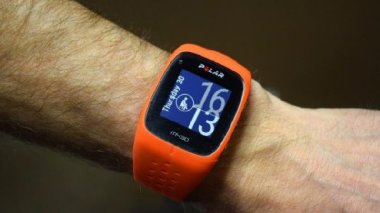 Часы Polar M430 оранжевый на руке
